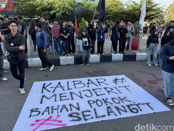 Aksi mahasiswa di Tugu Digulis Pontianak.
