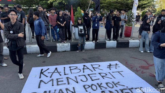 Aksi mahasiswa di Tugu Digulis Pontianak.