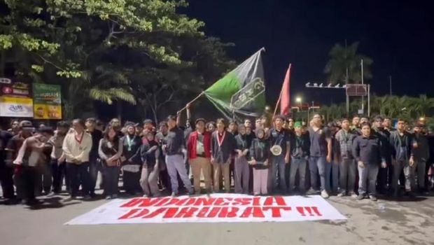 Aksi tuntut evaluasi MBG di Jembatan Mahakam Samarinda.