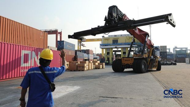 Aktivitas bongkar muat di posko Bea dan Cukai Terminal Petikemas (TPK) Koja, Tanjung Priok, Jakarta, Rabu (17/6). (CNBC Indonesia/Tri Susilo) Aktivitas bongkar muat di posko Bea dan Cukai Terminal Petikemas (TPK) Koja, Tanjung Priok, Jakarta, Rabu (17/6). (CNBC Indonesia/Tri Susilo)