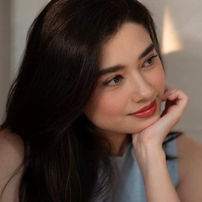Pesona Amanda Rigby dalam Sorotan Golden Hour