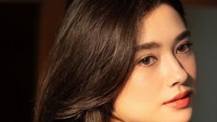 Pose over the shoulder Amanda Rigby. Ia tampil dengan riasan wajah natural bernuansa hangat dan lipstik glossy. (Foto: dok Instagram amandarigby6)