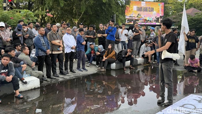 Anggota DRPD Kalbar datangi aksi di Tugu Digulis Pontianak.