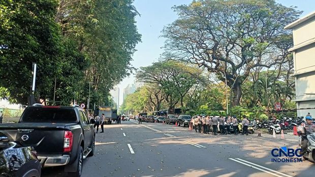 Aparat keamanan mulai bersiaga di kawasan Hotel Sultan, Jakarta Pusat, pada Rabu (18/6/2026), bertepatan dengan rencana pelaksanaan eksekusi pengosongan lahan yang menjadi sengketa antara pemerintah dan PT Indobuildco. (CNBC Indonesia/Ferry Sandi)