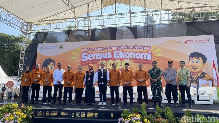Apel petugas sensus di Lapangan Simpang Lima, Kecamatan Semarang Selatan, Kota Semarang, Kamis (18/6/2026).