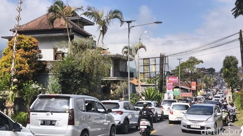 Arus lalu lintas di jalur utama Singaraja-Denpasar, Buleleng, Bali, padat merayap saat libur Umanis Galungan, Kamis (18/6/2026). (Foto : Made Wijaya Kusuma/detikBali)