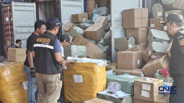 Bea Cukai Tanjung Priok Penumpukan kontainer di jalur pemeriksaan Bea Cukai Tanjung Priok sudah mulai berkurang, setelah sebelumnya sempat menumpuk dan membuat kemacetan. (CNBC Indonesia/Chandra Dwi Pranata)
