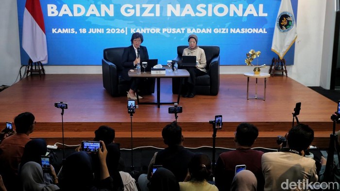 Wakil Ketua BGN Agustina Arumsari memberikan pernyataan pers di kantor BGN, Jakarta, Kamis (18/6/2026). BGN menyatakan akan menghentikan program MBG pada saat libur sekolah tahun ajaran 2026.