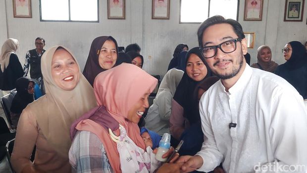 Bupati Bandung Barat, Jeje Ritchie Ismail saat berikan tambahan bantuan uang kontrak rumah ke penyintas longsor cisarua Bupati Bandung Barat, Jeje Ritchie Ismail saat berikan tambahan bantuan uang kontrak rumah ke penyintas longsor cisarua