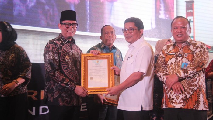 Bupati OKU Teddy Meilwansyah menerima sertifikat Kekayaan Intelektual (KI) Komunal oleh Direktorat Jenderal Kekayaan Intelektual (DJKI)
