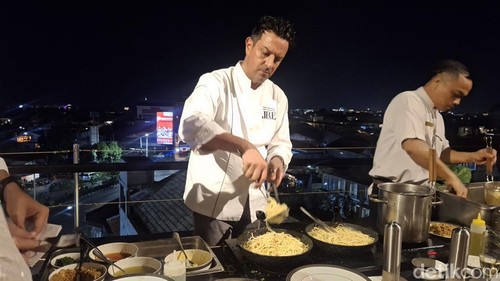 Chef Michelin Star asal Italia, Giorgio Bartolucci, memperagakan proses memasak Spaghetto Aglio, Olio e Peperoncino di The Trans Resort Bali, Rabu (17/6/2026).