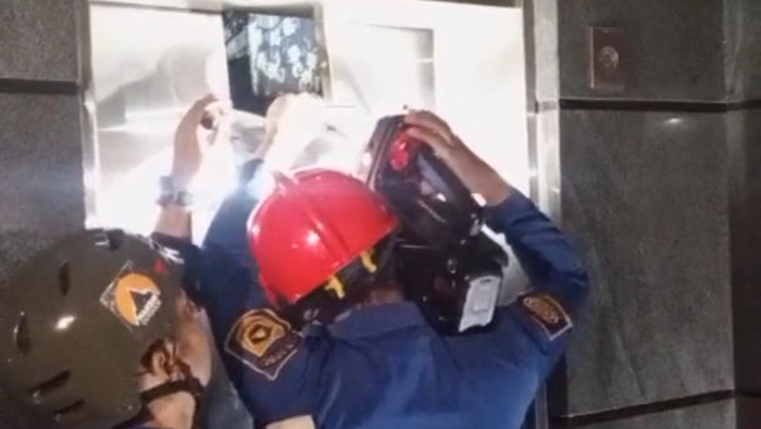 Damkar Bogor menyelamatkan dua wanita yang terjebak di lift hotel di kawasan Sukaraja.