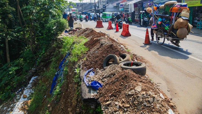 Dinding penahan tanah yang longsor di Bogor mulai diperbaiki (Dok istimewa)