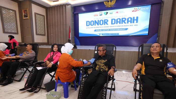 Donor darah menyambut HUT Bhayangkara ke-80 di Polda Jatim
