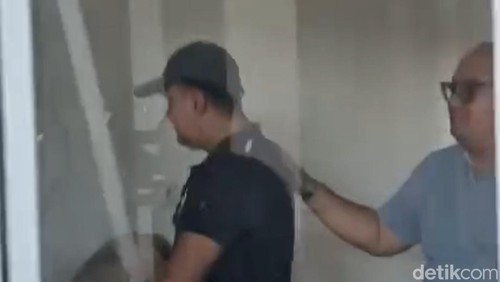 Bekas Kapolres Bima Kota, AKBP Didik Putra Kuncoro yang dilimpahkan ke Kejari Bima terkait kasus narkoba, pada Kamis (18/6/2026).