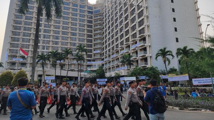 Eksekusi Hotel Sultan Dimulai, Petugas Dihadang Simpatisan