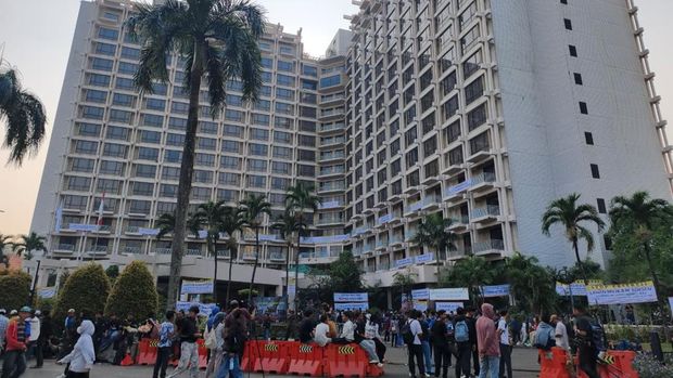 Eksekusi Hotel Sultan Dimulai, Petugas Dihadang Simpatisan