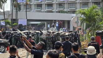 Eksekusi Hotel Sultan Ricuh, Aparat Dilempari Batu