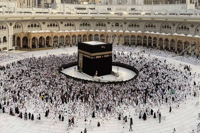 Umat Islam dari berbagai negara melakukan tawaf di Masjidil Haram, Makkah, Arab Saudi, Rabu (17/6/2026) waktu setempat. Kementerian Haji dan Umrah mencatat hingga hari ke-57 operasional haji atau hari ke-16 masa pemulangan, total kepulangan gelombang pertama melalui Bandara Jeddah mencapai 104.308 orang dan total kepulangan gelombang kedua yang telah diberangkatkan melalui Bandara Madinah tercatat mencapai 5.961 orang. ANTARA FOTO/Citro Atmoko