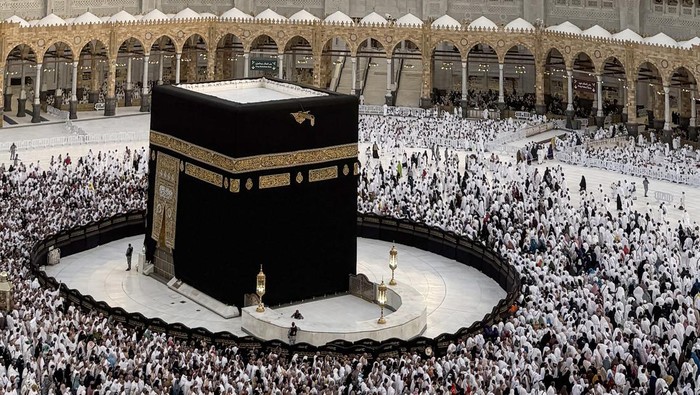 Umat Islam dari berbagai negara melakukan tawaf di Masjidil Haram, Makkah, Arab Saudi, Rabu (17/6/2026) waktu setempat. Kementerian Haji dan Umrah mencatat hingga hari ke-57 operasional haji atau hari ke-16 masa pemulangan, total kepulangan gelombang pertama melalui Bandara Jeddah mencapai 104.308 orang dan total kepulangan gelombang kedua yang telah diberangkatkan melalui Bandara Madinah tercatat mencapai 5.961 orang. ANTARA FOTO/Citro Atmoko