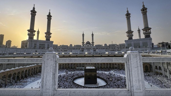 Umat Islam dari berbagai negara melakukan tawaf di Masjidil Haram, Makkah, Arab Saudi, Rabu (17/6/2026) waktu setempat. Kementerian Haji dan Umrah mencatat hingga hari ke-57 operasional haji atau hari ke-16 masa pemulangan, total kepulangan gelombang pertama melalui Bandara Jeddah mencapai 104.308 orang dan total kepulangan gelombang kedua yang telah diberangkatkan melalui Bandara Madinah tercatat mencapai 5.961 orang. ANTARA FOTO/Citro Atmoko