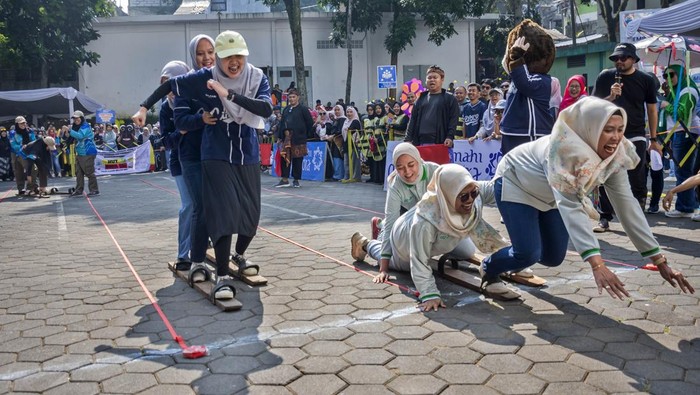 Peserta mengikuti lomba balap karung saat Festival Olah Raga Tradisional di lapangan Pemkot Cimahi, Kota Cimahi, Jawa Barat, Kamis (18/6/2026). Pemerintah Kota Cimahi menggelar Festival Olah Raga Tradisional yang diikuti oleh ASN dan pegawai non-ASN dari berbagai Organisasi Perangkat Daerah (OPD) dalam rangka memeriahkan HUT ke-25 Kota Cimahi sekaligus upaya pelestarian budaya serta penguatan solidaritas antar pegawai. ANTARA FOTO/Abdan Syakura/foc.