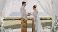 Saat Fitrie Rachmadhina menyematkan cincin nikah di jari manis Deddy Boded. Momen itu terjadi begitu indah dengan laut sebagai pemandangannya. (Foto: dok Instagram ririnekawati)