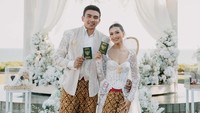 Fitrie Rachmadhina dipersunting Deddy Boded pada 16 Juni 2026 di Villa Phalosa, Bali. Saat menikah, pasangan ini mengenakan atasan berwarna putih dan kain batik untuk bawahan. (Foto: dok Instagram ririnekawati)