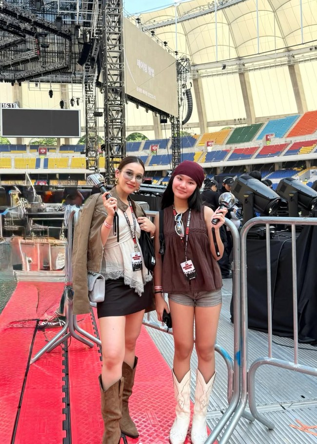 Ayu Ting Ting datang bersama putrinya, Bilqis. Keduanya tampil kompak kenakan sepatu boots. Ayu memilih padukan atasasn lace dengan rok pendek hitam, sementara Bilqis kenakan celana pendek dan atasan sleeveless. Foto: Instagram