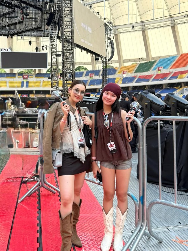 Gaya Stylish Artis Indonesia Nonton BTS di Busan, Audi Marissa Berbatik