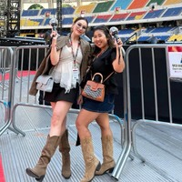 Komedian Kiky Saputri juga hadir dan berpose bersama Ayu. Penampilannya terlihat kompak dengan Ayu yang sama-sama mengenakan boots coklat. Ia memadukannya dengan blouse hitam dan rok pendek jeans. Foto: Instagram