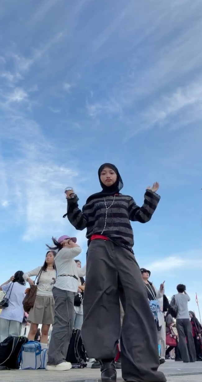 Halda tampil santai kenakan sweater hitam garis-garis dipadukan dengan celana panjang abu-abu berpotongan longgar. Penampilannya semakin lengkap dengan kalung panjang serta hijab polos berwarna hitam. Foto: Instagram