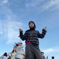 Halda tampil santai kenakan sweater hitam garis-garis dipadukan dengan celana panjang abu-abu berpotongan longgar. Penampilannya semakin lengkap dengan kalung panjang serta hijab polos berwarna hitam. Foto: Instagram