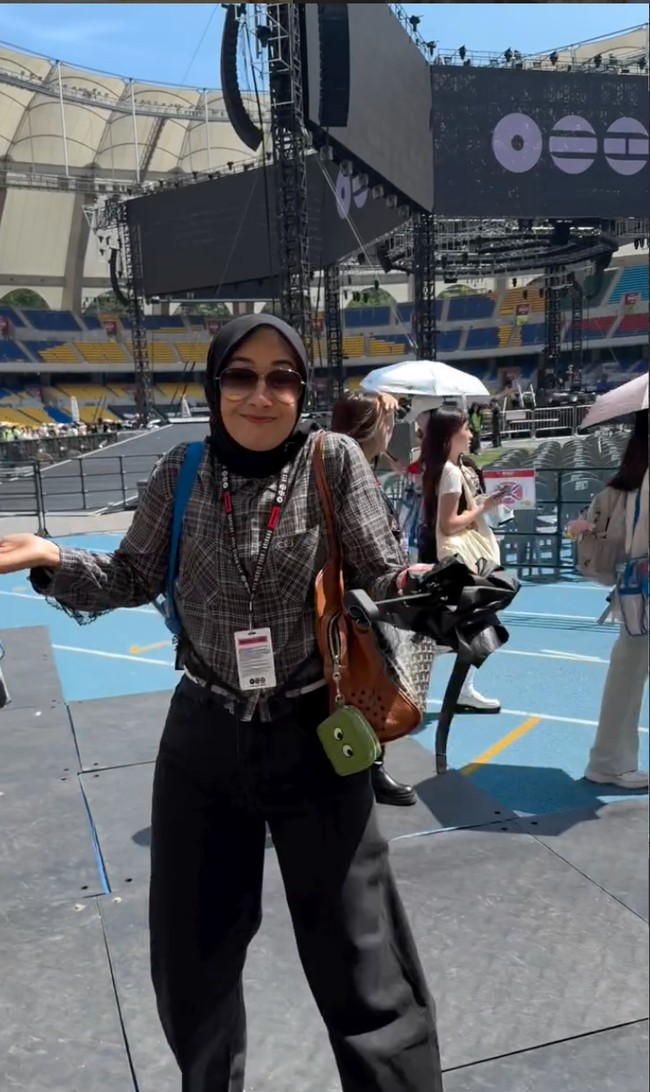 Siapa sangka jika Alya Rohali juga seorang ARMY. Alya turut menonton konser anniversaryy BTS di Busan. Ia memilih tampil dengan busana bernuansa hitam. Foto: Instagram