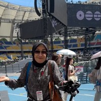 Siapa sangka jika Alya Rohali juga seorang ARMY. Alya turut menonton konser anniversaryy BTS di Busan. Ia memilih tampil dengan busana bernuansa hitam. Foto: Instagram