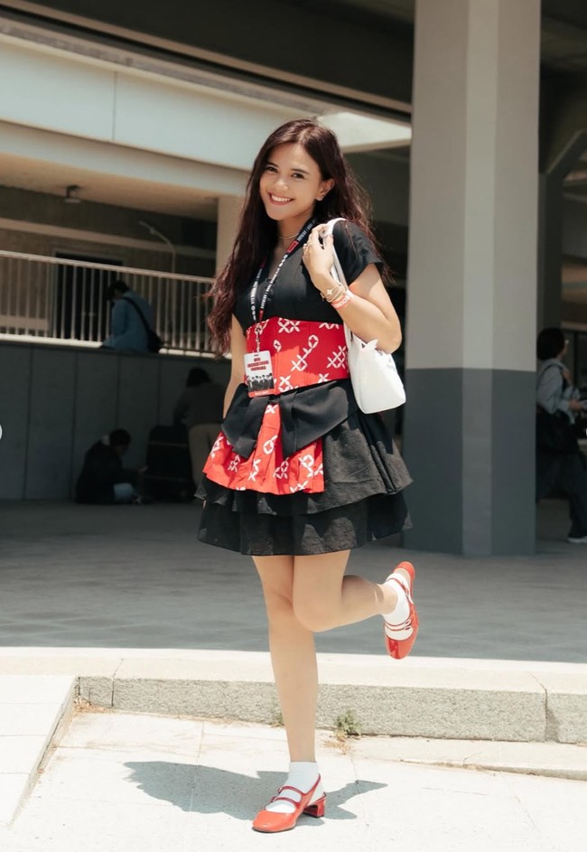 Audi Marissa memilih tampil dengan sentuhan tradisional batik. Ia mengenakan atasan dan rok ruffle hitam dipadukan obi belt batik merah. Penampilannya makin lengkkap ddengan sepasang sepatu berwarna merah. Foto: Instagram