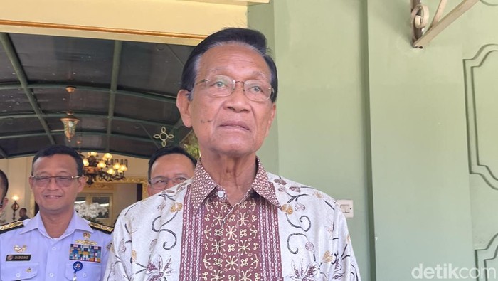 Gubernur DIY, Sri Sultan Hamengku Buwono X di Kompleks Kepatihan, Kota Jogja, Kamis (18/6/2026).
