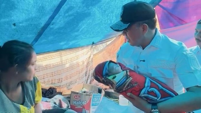 Gubernur Sulteng Anwar Hafid meninjau wanita yang melahirkan di tenda pengungsian di Kabupaten Sigi usai gempa.