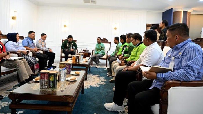 Gubsu Bobby Nasution menerima audiensi dengan pengemudi Ojol (Dok. Diskominfo Sumut)
