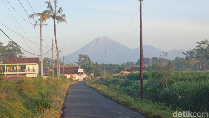 Gunung Semeru erupsi