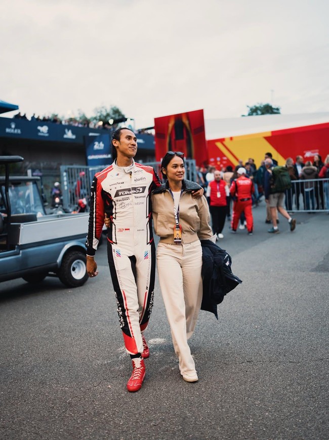 Sweet! Hana Malasan Setia Temani Sean Gelael Balapan di Le Mans