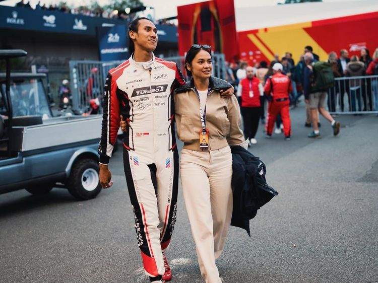 Sweet! Hana Malasan Setia Temani Sean Gelael Balapan di Le Mans