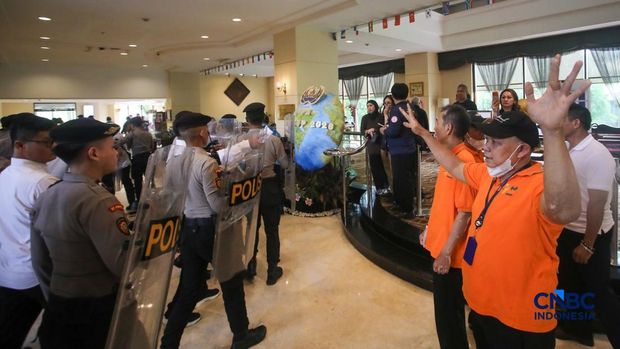 Hotel Sultan Berhasil Diamankan Petugas Kepolisian. (CNBC Indonesia/Faisal Rahman) Hotel Sultan Berhasil Diamankan Petugas Kepolisian. (CNBC Indonesia/Faisal Rahman)