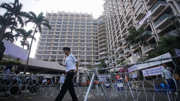 Hotel Sultan di kawasan Gelora Bung Karno (GBK) Hotel Sultan di kawasan Gelora Bung Karno (GBK) Jakarta Pusat dipasangi pagar kawat berduri menjelang eksekusi yang akan dilakukan hari ini Kamis (18/06/2026). (CNBC Indonesia/Faisal Rahman)