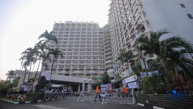 Hotel Sultan di kawasan Gelora Bung Karno (GBK) Jakarta Pusat dipasangi pagar kawat berduri menjelang eksekusi yang akan dilakukan hari ini Kamis (18/06/2026).
