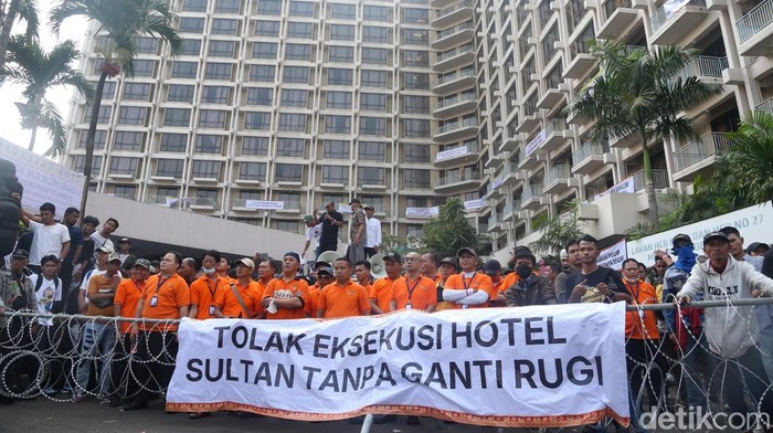 Eksekusi pengosongan lahan Hotel Sultan di kawasan Gelora, Jakarta Pusat, Kamis (18/6/2026), berlangsung tegang dan diwarnai kericuhan. Sejumlah massa yang menolak pelaksanaan eksekusi terlibat bentrokan dengan aparat keamanan setelah putusan pengadilan dibacakan di lokasi. Situasi sempat memanas ketika massa bertahan dan menuntut agar proses pengosongan lahan ditunda.