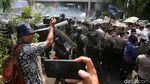 Hotel Sultan Dieksekusi, Massa Mengamuk dan Bentrok dengan Aparat