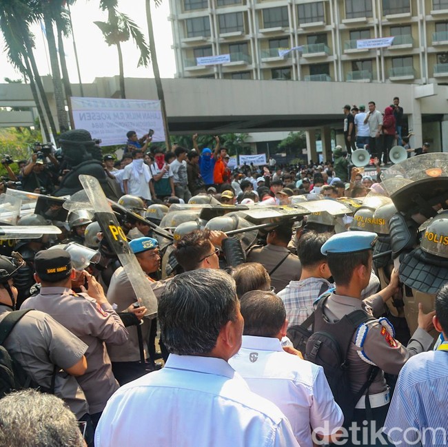 Hotel Sultan Dieksekusi, Massa Mengamuk dan Bentrok dengan Aparat