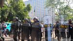 Hotel Sultan Dieksekusi, Massa Mengamuk dan Bentrok dengan Aparat