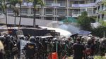 Hotel Sultan Dieksekusi, Massa Mengamuk dan Bentrok dengan Aparat